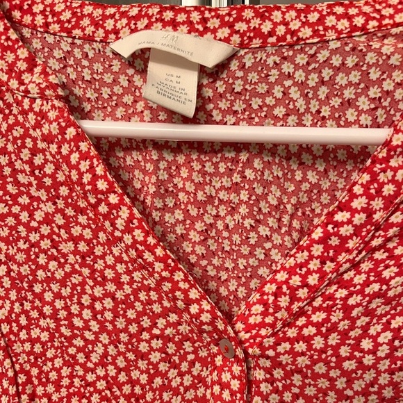 ⭐️2/$20⭐️ H&M Floral Maternity Top​​ - Picture 2 of 2